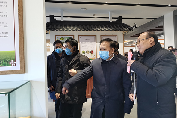 3三門峽市劉南昌書記，率市區(qū)縣負(fù)責(zé)人近100人，蒞臨中威廠區(qū)參觀指導(dǎo)